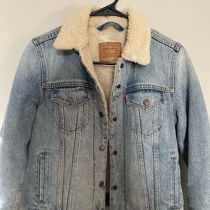 Women’s Levi’s Sherpa Trucker Jean Jacket Light/Medium Wash Small Like New